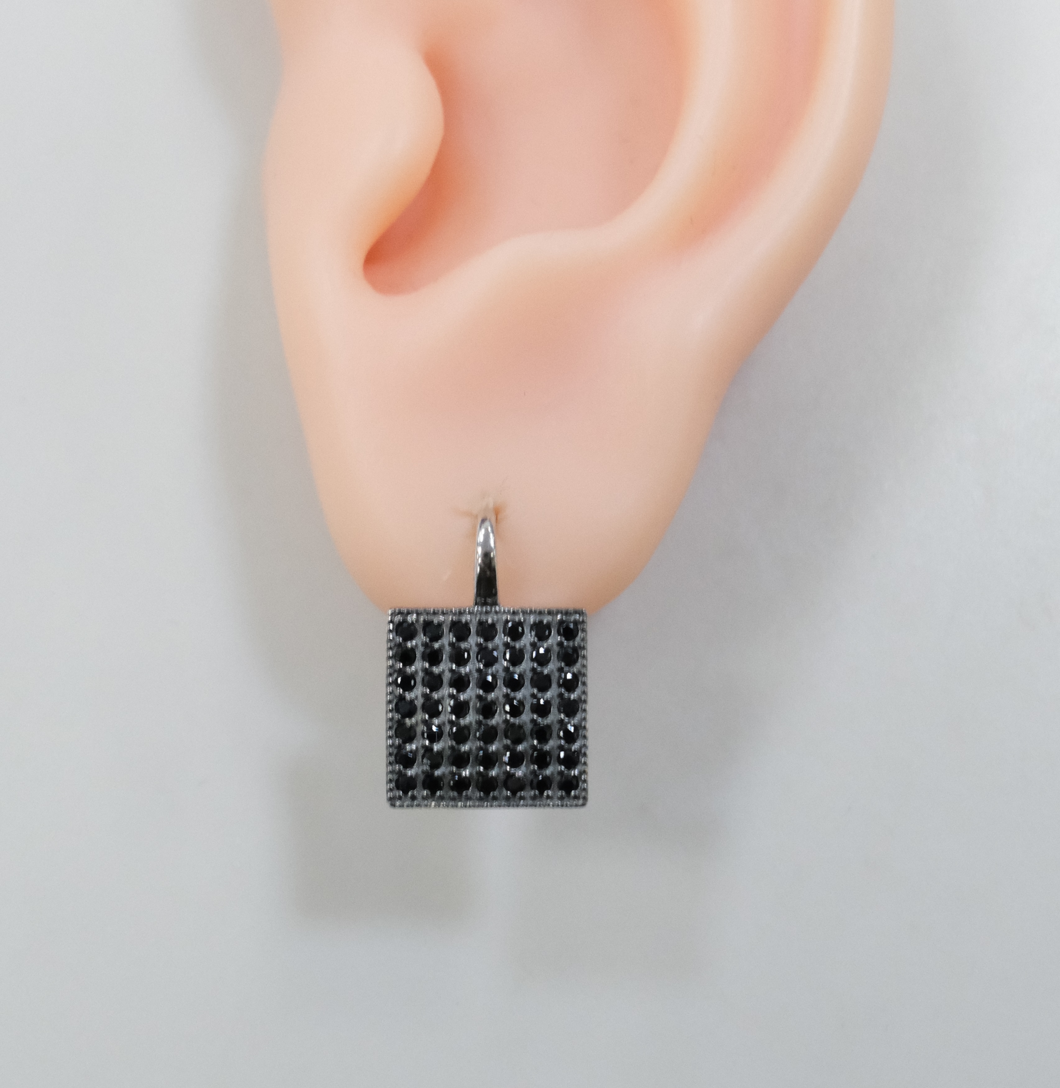Серебряные серьги со шпинелью